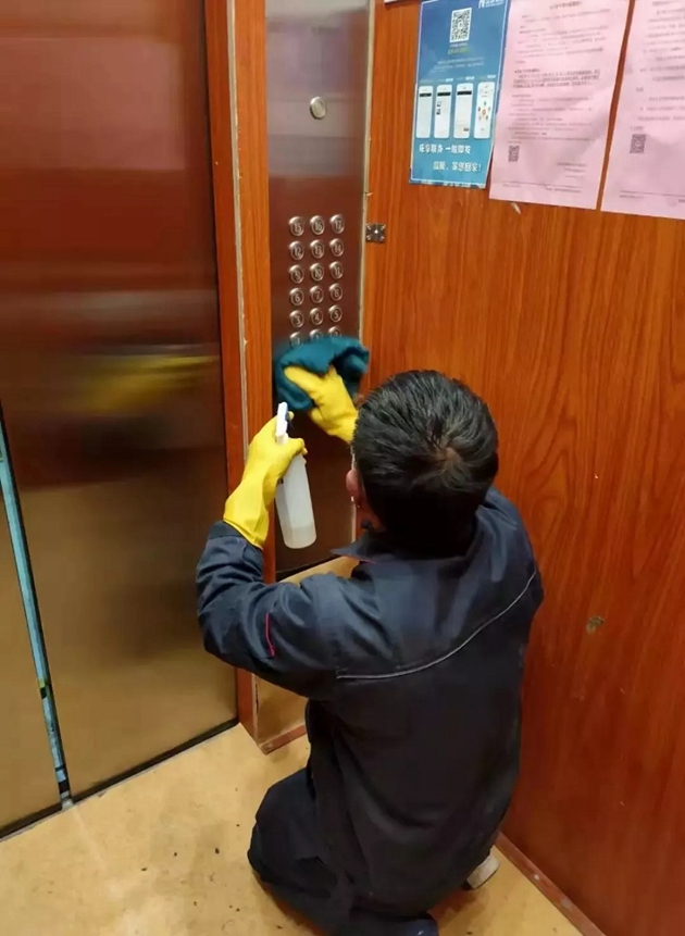 金輝工作人員對電梯進(jìn)行消毒